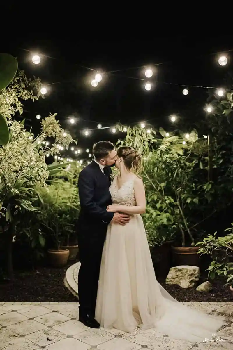 sposi in locationserale romantica